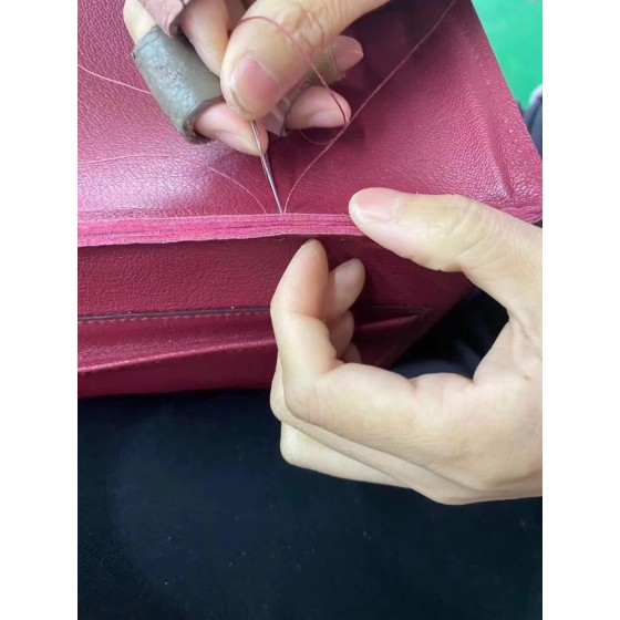 Hermes bag making process：One stitch is handmade to straighten the side of the bag and looks great.