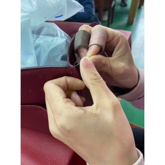 Hermes bag making process：One stitch is handmade to straighten the side of the bag and looks great.