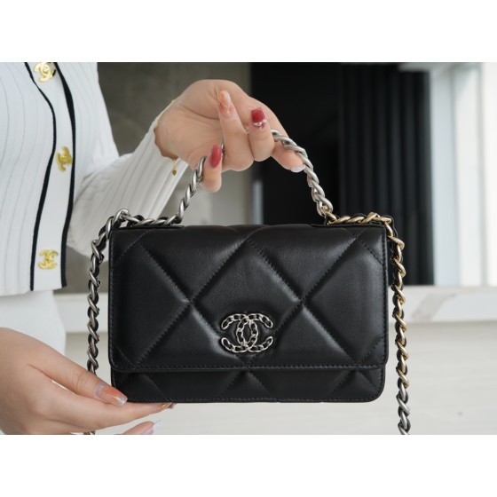 CHANEL 19Bag 𝑾𝒐𝒄 22C black with silver buckle