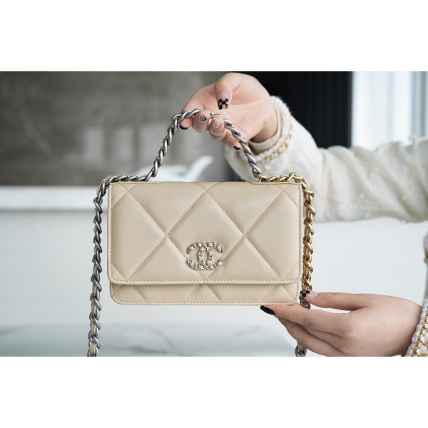CHANEL 19Bag 𝑾𝒐𝒄 22C silver buckle light apricot