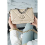 CHANEL 19Bag 𝑾𝒐𝒄 22C silver buckle light apricot