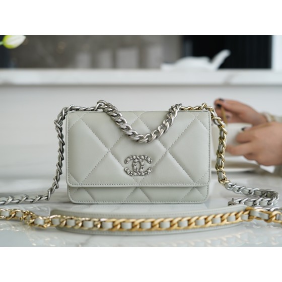 CHANEL 19Bag 𝑾𝒐𝒄 22C silver buckle light grey