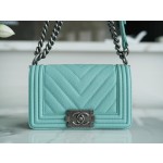 𝗖𝗵𝗮𝗻𝗲𝗹 𝗟𝗲𝗯𝗼 𝘆 French origin 𝗛𝗮𝗮𝘀 Caviar calfskin Large ball V-grain: Tiffany blue