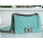 𝗖𝗵𝗮𝗻𝗲𝗹 𝗟𝗲𝗯𝗼 𝘆 French origin 𝗛𝗮𝗮𝘀 Caviar calfskin Large ball V-grain: Tiffany blue