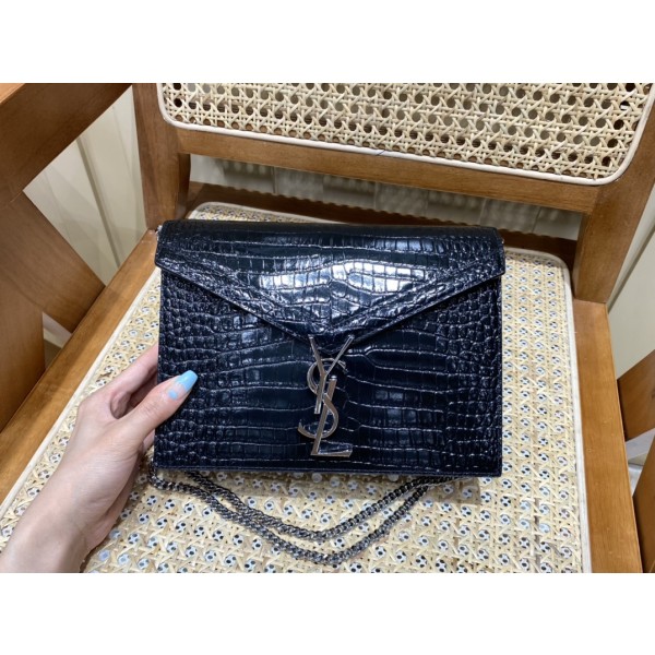 SAINT LAURENT ▪️𝑪𝒂𝒔𝒔𝒂𝒏𝒅𝒓𝒂▪️532750 original crocodile pattern.