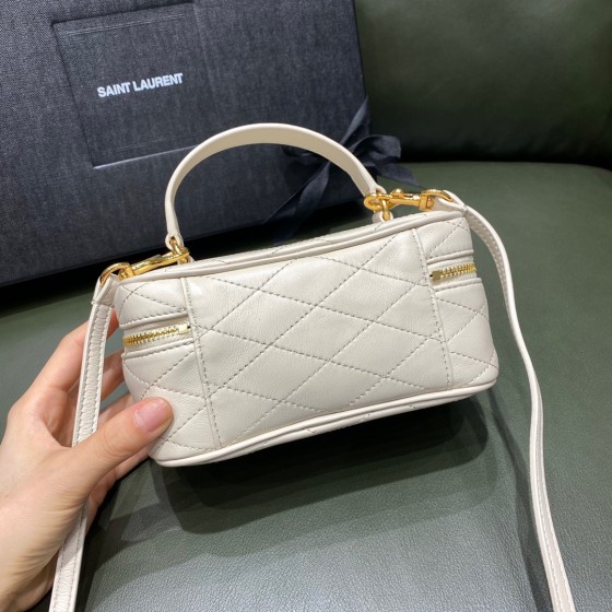 SAINT LAURENT  𝙑𝙖𝙣𝙞𝙩𝙮 𝘾  #669560.JD