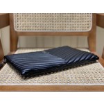 SAINT LAURENT 𝑴𝒐𝒏𝒐𝒈𝒓𝒂𝒎 𝑾𝒐𝒄  #440222