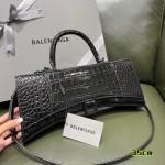 BALENCIAGA 𝐇𝐨𝐮𝐫𝐠𝐥𝐚𝐬𝐬 𝐏𝐥𝐮𝐬 Hourglass bag