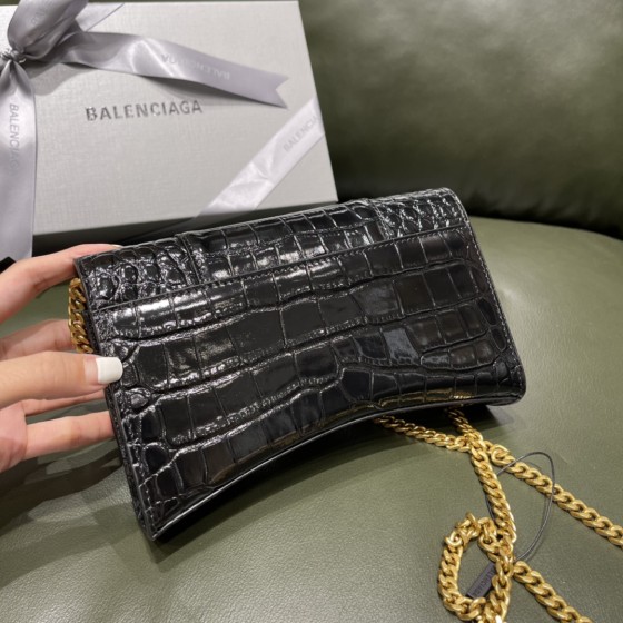 BALENCIAGA 𝐇𝐨𝐮𝐫𝐠𝐥𝐚𝐬𝐬 𝐰𝐚𝐥𝐥𝐞𝐭 𝐨𝐧 𝐜𝐡𝐚𝐢𝐧 ⏳ ▪️ crocodile print black gold buckle
