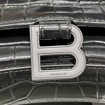 BALENCIAGA 𝐇𝐨𝐮𝐫𝐠𝐥𝐚𝐬𝐬 𝐰𝐚𝐥𝐥𝐞𝐭 𝐨𝐧 𝐜𝐡𝐚𝐢𝐧 ⏳ ▪️ crocodile print black buckle