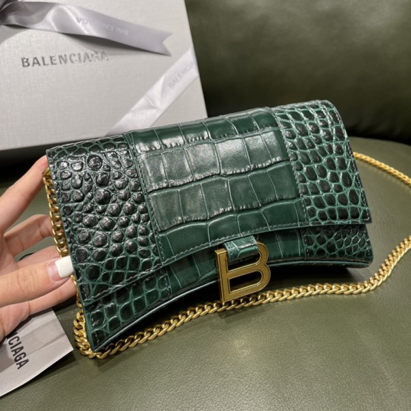BALENCIAGA 𝐇𝐨𝐮𝐫𝐠𝐥𝐚𝐬𝐬 𝐰𝐚𝐥𝐥𝐞𝐭 𝐨𝐧 𝐜𝐡𝐚𝐢𝐧 ⏳ ▪️ crocodile print green gold buckle