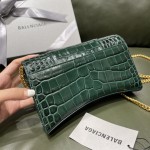 BALENCIAGA 𝐇𝐨𝐮𝐫𝐠𝐥𝐚𝐬𝐬 𝐰𝐚𝐥𝐥𝐞𝐭 𝐨𝐧 𝐜𝐡𝐚𝐢𝐧 ⏳ ▪️ crocodile print green gold buckle