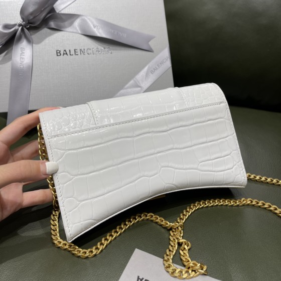 BALENCIAGA 𝐇𝐨𝐮𝐫𝐠𝐥𝐚𝐬𝐬 𝐰𝐚𝐥𝐥𝐞𝐭 𝐨𝐧 𝐜𝐡𝐚𝐢𝐧 ⏳ ▪️ crocodile print white gold buckle