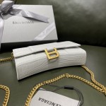 BALENCIAGA 𝐇𝐨𝐮𝐫𝐠𝐥𝐚𝐬𝐬 𝐰𝐚𝐥𝐥𝐞𝐭 𝐨𝐧 𝐜𝐡𝐚𝐢𝐧 ⏳ ▪️ crocodile print white gold buckle