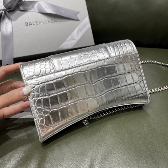 BALENCIAGA 𝐇𝐨𝐮𝐫𝐠𝐥𝐚𝐬𝐬 𝐰𝐚𝐥𝐥𝐞𝐭 𝐨𝐧 𝐜𝐡𝐚𝐢𝐧 ⏳ ▪️ crocodile print silver with silver buckle