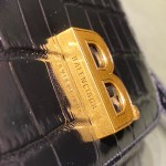 BALENCIAGA 𝘀𝗺𝗮𝗹𝗹 𝗯𝗮𝗴 𝗯𝗮𝗴 Black gold buckle with crocodile pattern