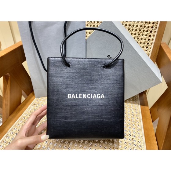 BALENCIAGA 𝗦𝗵𝗼𝗽𝗽𝗶𝗻𝗴 𝗯𝗮𝗴 Cowhide shopping paper bag