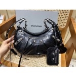 BALENCIAGA 𝐋𝐞 𝐂𝐚𝐠𝐨𝐥𝐞 Moon Bag