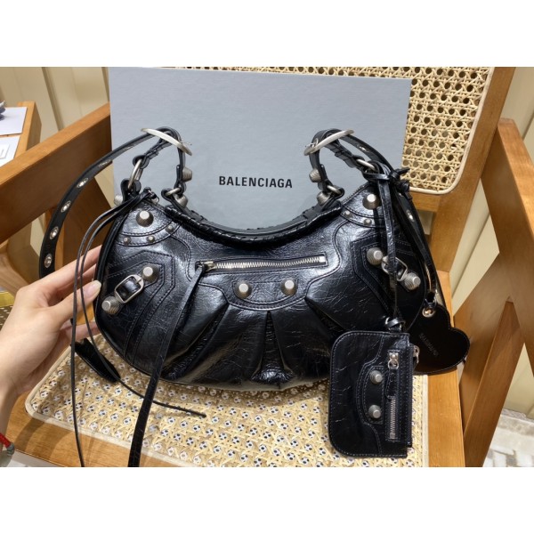BALENCIAGA 𝐋𝐞 𝐂𝐚𝐠𝐨𝐥𝐞 Moon Bag