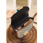 GUCCI 𝙋𝙖𝙙𝙡𝙤𝙘𝙠 series original leather #644524 moon bag