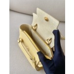 𝐂𝐞𝐥𝐢𝐧𝐞 𝐛𝐞𝐥𝐭 𝐩𝐢𝐜𝐨 𝟏𝟔𝐜𝐦 Grained Calfskin Bag