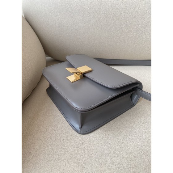 𝐂𝐞𝐥𝐢𝐧𝐞 Box Teen bag in polished calfskin