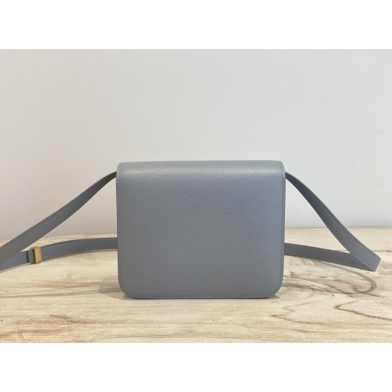 𝐂𝐞𝐥𝐢𝐧𝐞 Box Teen bag in polished calfskin