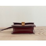 𝐂𝐞𝐥𝐢𝐧𝐞 Box Teen bag in polished calfskin