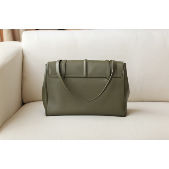 𝐂𝐞𝐥𝐢𝐧𝐞 soft 16 large soft bag in smooth calfskin