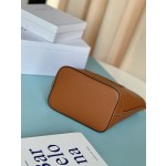 𝐂𝐞𝐥𝐢𝐧𝐞 CUIR TRIOMPHE Small smooth calfskin bucket bag