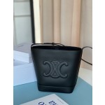𝐂𝐞𝐥𝐢𝐧𝐞 CUIR TRIOMPHE Small smooth calfskin bucket bag
