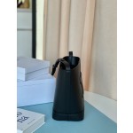 𝐂𝐞𝐥𝐢𝐧𝐞 CUIR TRIOMPHE Small smooth calfskin bucket bag