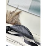 𝐋𝐎𝐔𝐈𝐒 𝐕𝐔𝐈𝐓𝐓𝐎𝐍  M46036 Discovery pocket