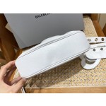 BALENCIAGA 𝐋𝐞 𝐂𝐚𝐠𝐨𝐥𝐞 Moon Bag