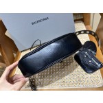 BALENCIAGA 𝐋𝐞 𝐂𝐚𝐠𝐨𝐥𝐞 Moon Bag