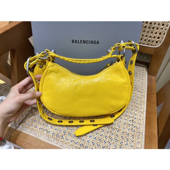 BALENCIAGA 𝐋𝐞 𝐂𝐚𝐠𝐨𝐥𝐞 Moon Bag