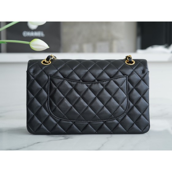 𝐂𝐇𝐀𝐍𝐄𝐋 Classic Flap Italy 🇮🇹 The 𝗚𝗥" Original Lambskin 🐑 Classic Flap Bag Gold Buckle Black Medium