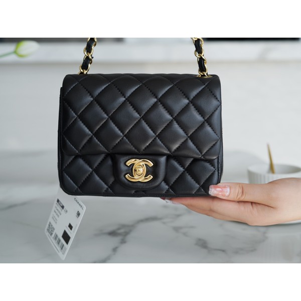 𝐂𝐇𝐀𝐍𝐄𝐋 Classic Flap Italy 🇮🇹 "𝗚𝗥" Original Lambskin 🐑 Classic Mouth Flap Bag Gold Buckle Black Square Fat 🔆