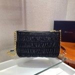 𝐏𝐑𝐀𝐃𝐀 New 1BH171 crease