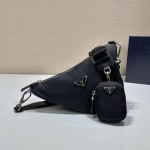 𝐏𝐑𝐀𝐃𝐀 Triangle Crossbody Bag