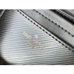 𝐋𝐎𝐔𝐈𝐒 𝐕𝐔𝐈𝐓𝐓𝐎𝐍 M22038 This Twist Medium Bag