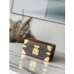 𝐋𝐎𝐔𝐈𝐒 𝐕𝐔𝐈𝐓𝐓𝐎𝐍  M20037 Red This jewelry box is decorated with a simple and elegant Monogram canvas bag