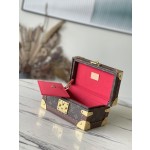 𝐋𝐎𝐔𝐈𝐒 𝐕𝐔𝐈𝐓𝐓𝐎𝐍  M20037 Red This jewelry box is decorated with a simple and elegant Monogram canvas bag