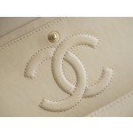 𝐂𝐇𝐀𝐍𝐄𝐋 Classic Flap Italy 🇮🇹 The 𝗚𝗥" Original Lambskin 🐑 Classic Flap Bag Gold Buckle Medium Elegant Light Apricot 🔆