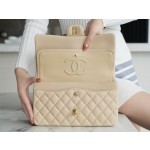 𝐂𝐇𝐀𝐍𝐄𝐋 Classic Flap Italy 🇮🇹 The 𝗚𝗥" Original Lambskin 🐑 Classic Flap Bag Gold Buckle Medium Elegant Light Apricot 🔆