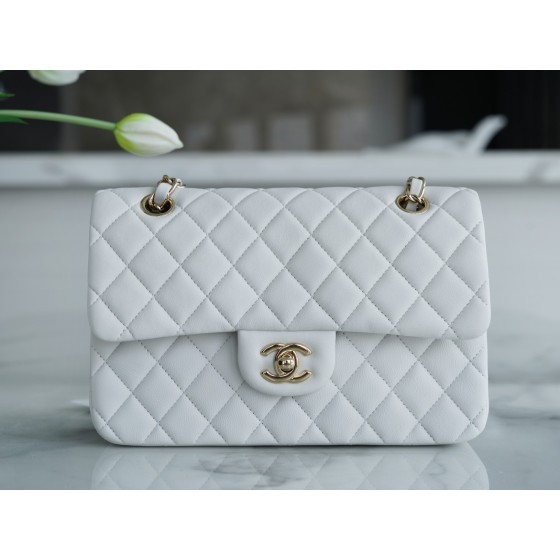 𝐂𝐇𝐀𝐍𝐄𝐋 Classic Flap Italy 🇮🇹 The 𝗚𝗥" Original Lambskin 🐑 Classic Flap Bag Gold Buckle Small ☁ White
