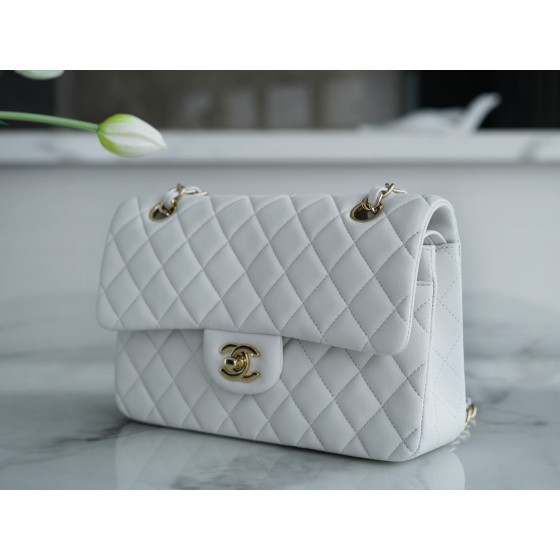 𝐂𝐇𝐀𝐍𝐄𝐋 Classic Flap Italy 🇮🇹 The 𝗚𝗥" Original Lambskin 🐑 Classic Flap Bag Gold Buckle Small ☁ White