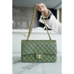 𝐂𝐇𝐀𝐍𝐄𝐋 Classic Flap Italy 🇮🇹 "𝗚𝗥" original lambskin 🐑 classic flap bag gold buckle medium green 🍃