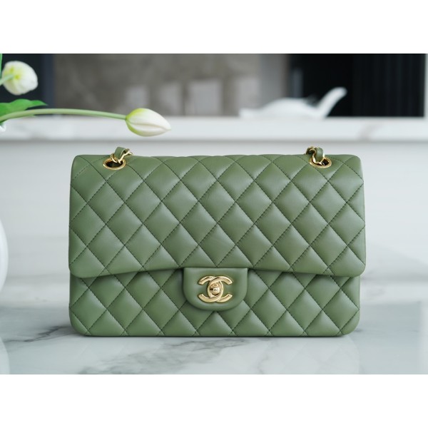 𝐂𝐇𝐀𝐍𝐄𝐋 Classic Flap Italy 🇮🇹 "𝗚𝗥" original lambskin 🐑 classic flap bag gold buckle medium green 🍃