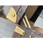 𝐋𝐎𝐔𝐈𝐒 𝐕𝐔𝐈𝐓𝐓𝐎𝐍 M20037 Apricot This jewelry box is decorated with a simple and elegant Monogram canvas bag